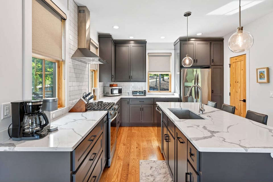 Light and bright kitchen with gas range, island seating for 4, dishwasher, Keurig, and drip-style coffee maker