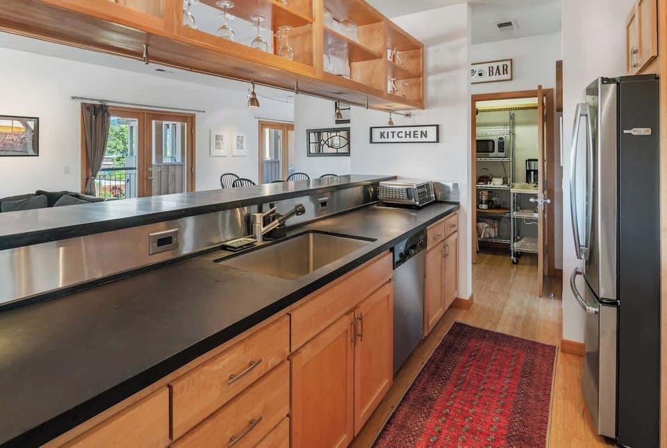Ally Kitchen, perfect for eating in if you choose. 