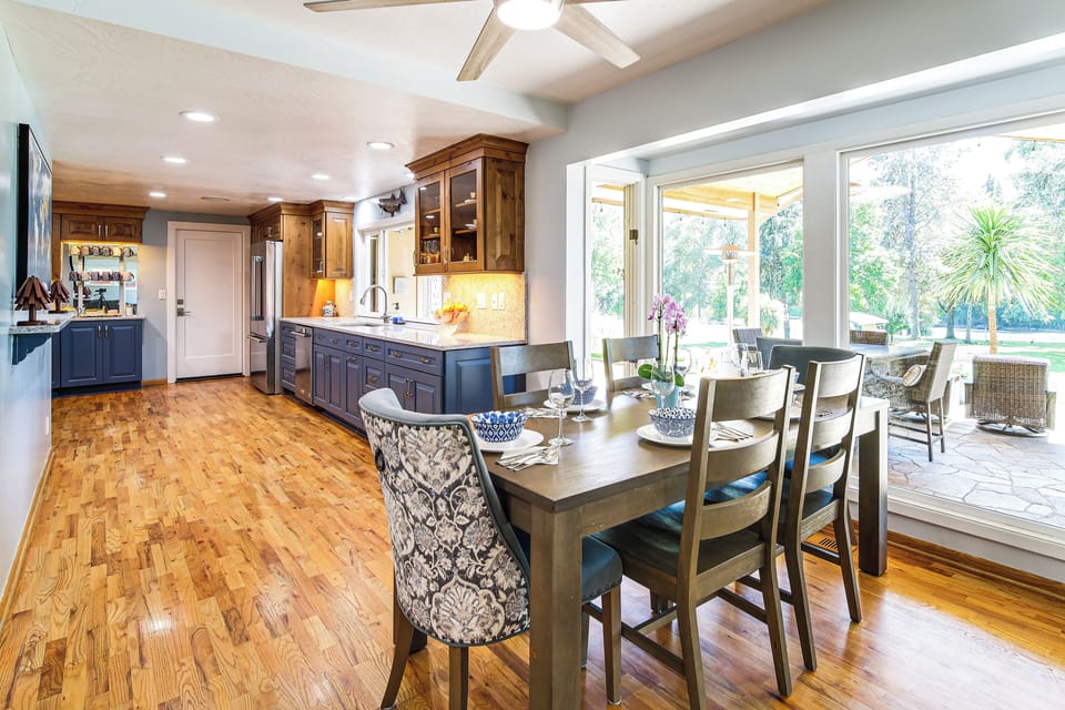 Dining Area | 1st Floor | Dining Table | Dishware & Flatware Provided