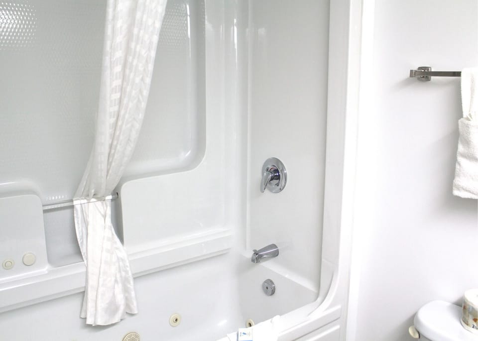 Combined shower/tub, free toiletries, towels