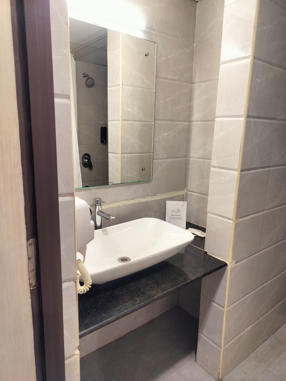 Deluxe Room | Bathroom | Shower, towels