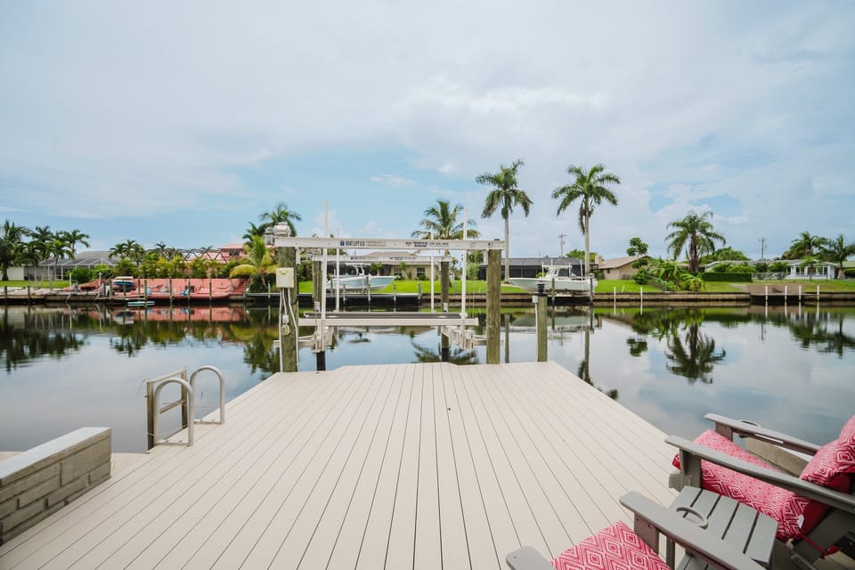 Hang out by the dock & watch the boaters & marine wildlife! (please note: boat lift NOT available for guest use)