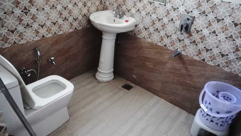 Deluxe Cottage, Air conditioning | Bathroom | Shower, designer toiletries, towels, soap