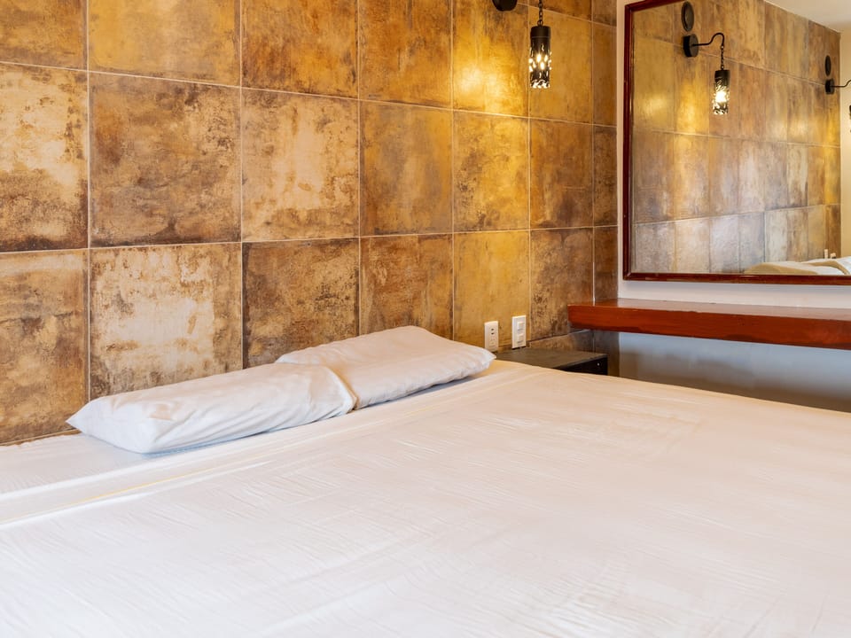 Superior Room, 1 King Bed | Desk, laptop workspace, bed sheets