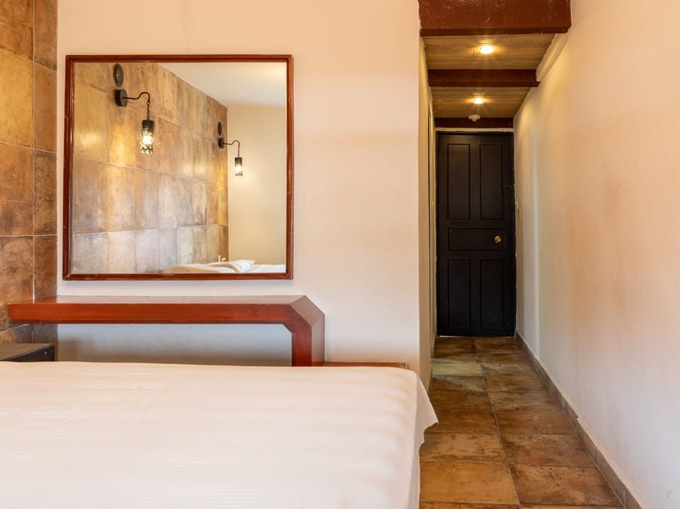 Superior Room, 1 King Bed | Desk, laptop workspace, bed sheets