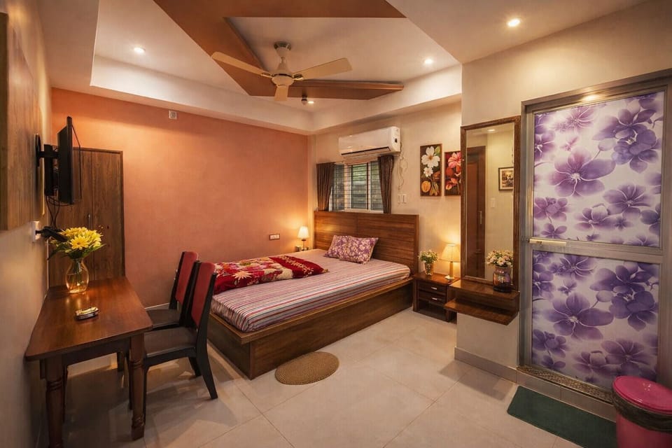 Deluxe Double Room, Air conditioning | Hypo-allergenic bedding, in-room safe, desk, soundproofing