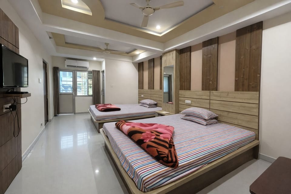 Deluxe Quadruple Room, Air conditioning | Hypo-allergenic bedding, in-room safe, desk, soundproofing