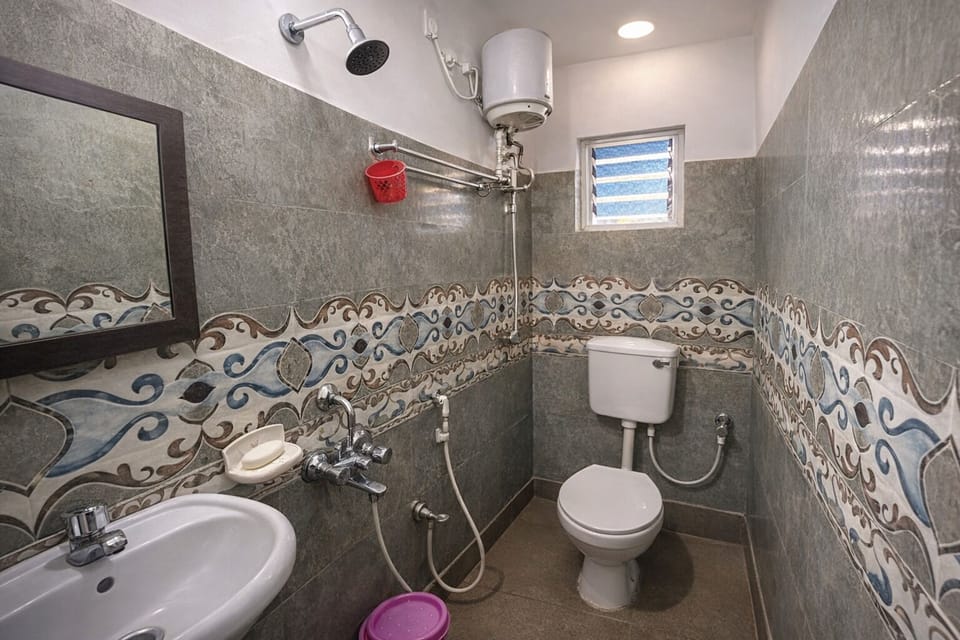Shower, rainfall showerhead, free toiletries, slippers