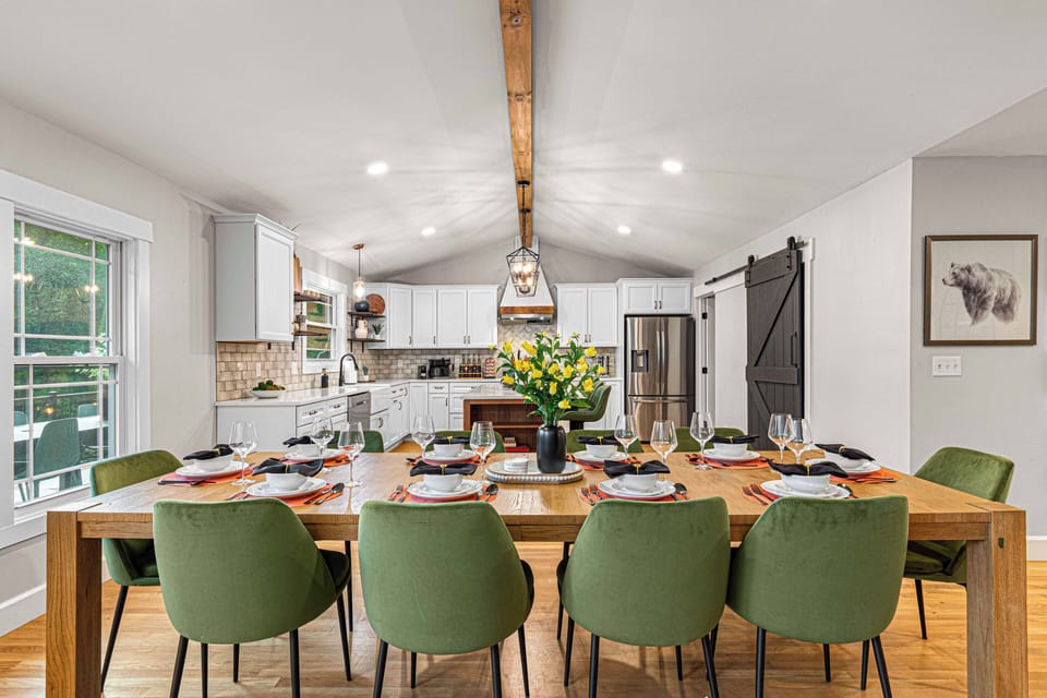 Share unforgettable meals in this elegant Asheville dining room, where timeless design and soft lighting create a beautiful backdrop for both casual dinners and formal gatherings. 🕯️