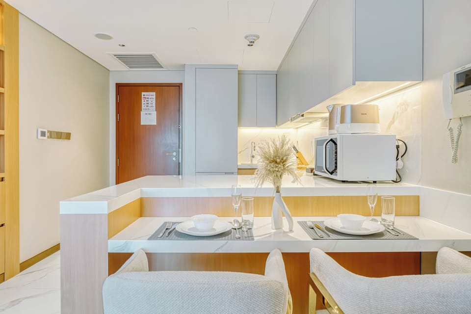 Luxury Studio, Balcony | In-room dining