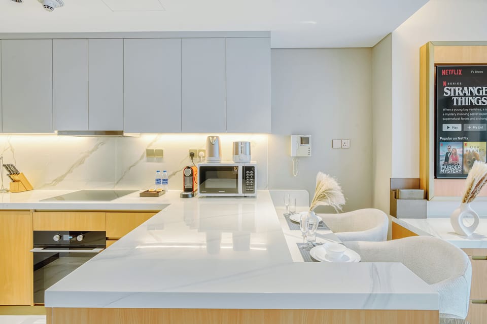 Luxury Studio, Balcony | In-room dining