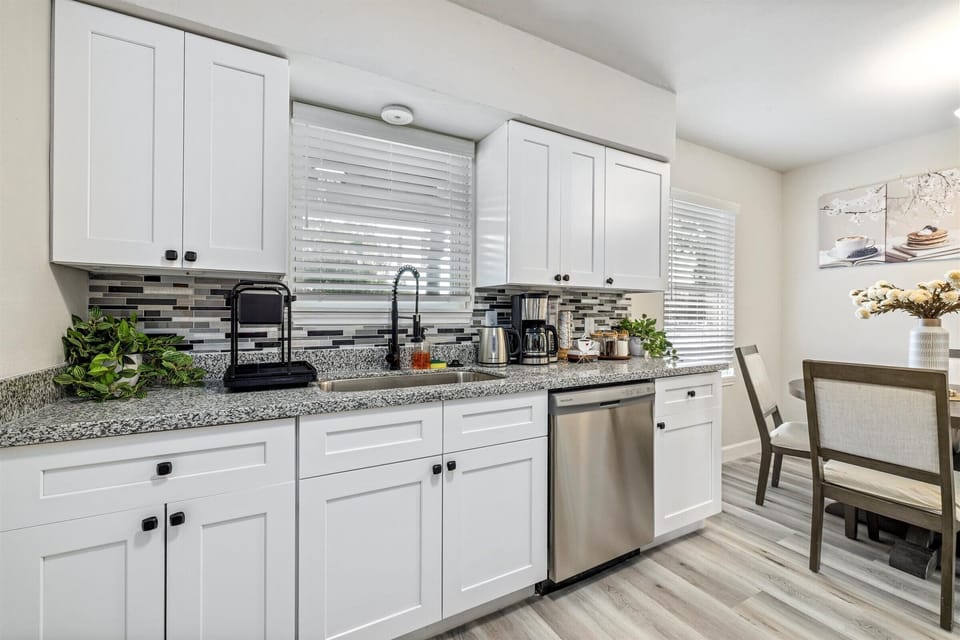 Fully equipped kitchen with high quality granite countertops.