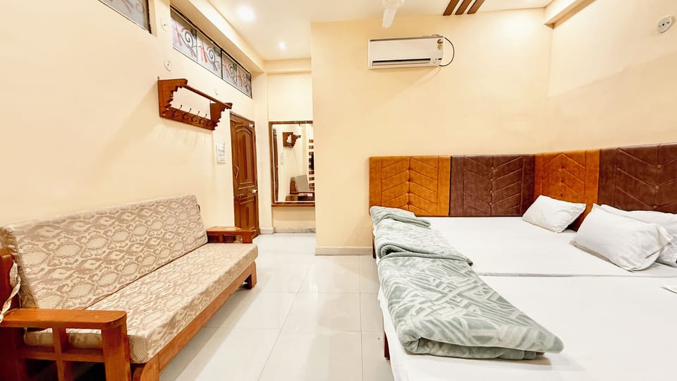 Premium bedding, desk, laptop workspace, WiFi (free)