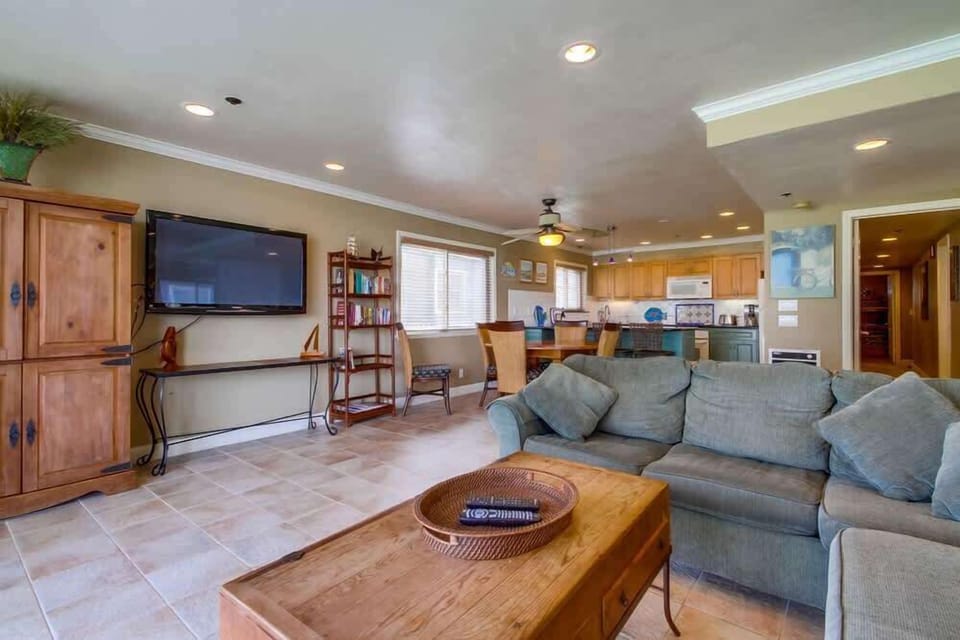 Living room (TV, ceiling fan, Patio with bay view)