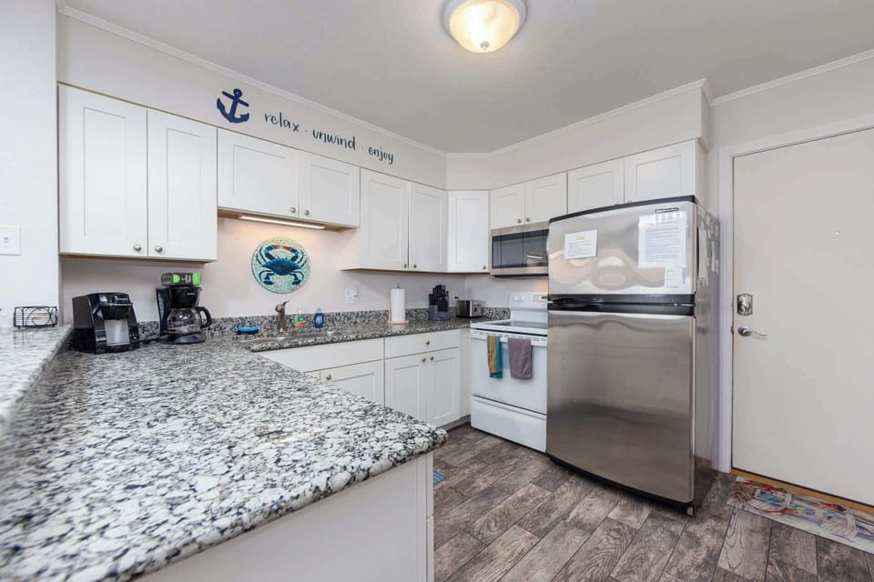 Fully Stocked Kitchen w/ Oven, Stovetop, Microwave, Dishwasher, Refrigerator, Microwave, and Cooking Utensils