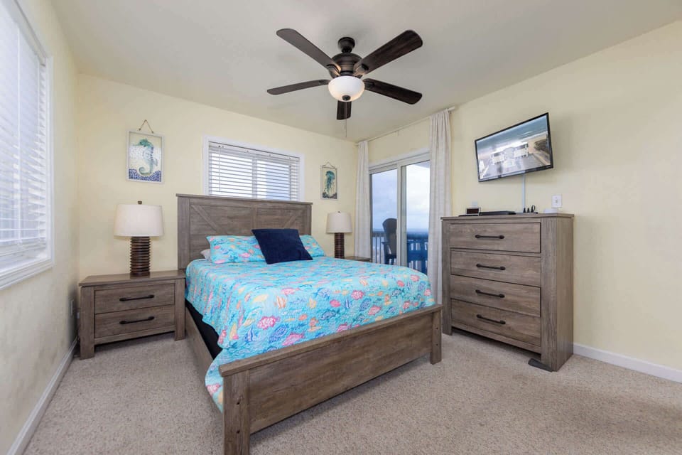 Queen Bedroom w/ Ensuite Bathroom, and Deck Access