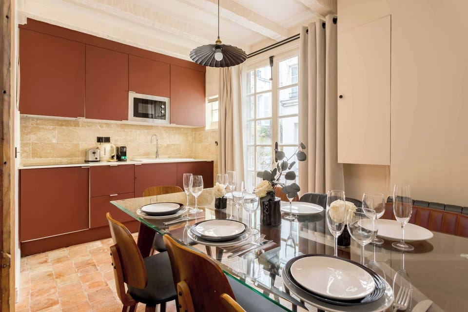 cuisine ouverte avec table pour diner