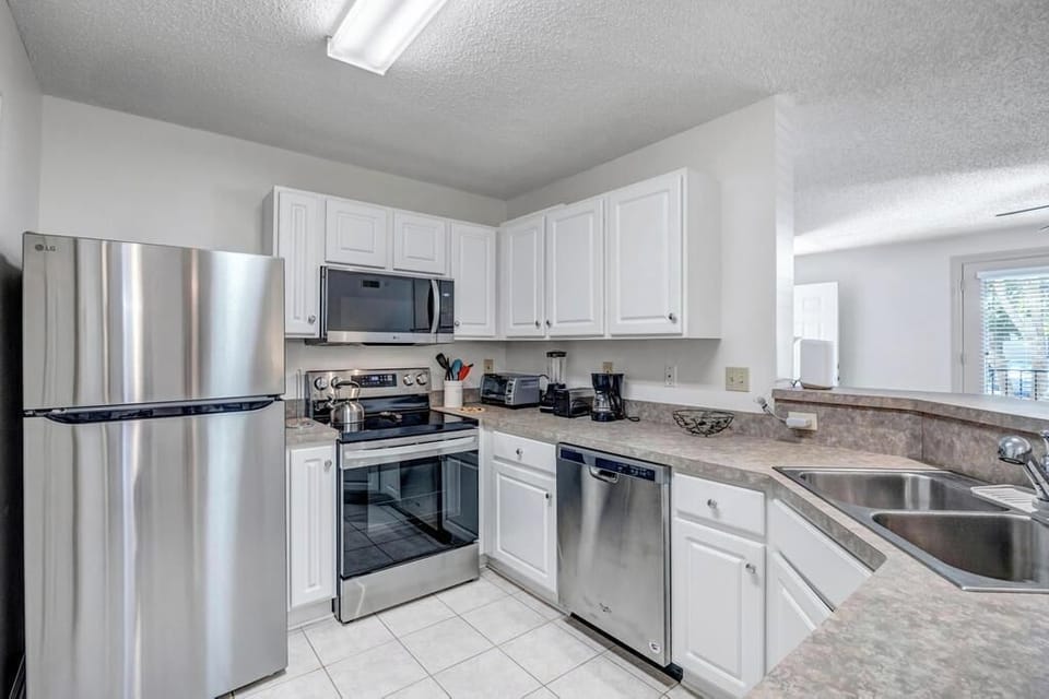 Clean kitchen w/ stainless appliances, ample cabinets, and plenty of prep space