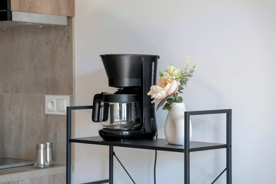 A practical corner with a coffee maker ensures that every morning starts with an aromatic touch.