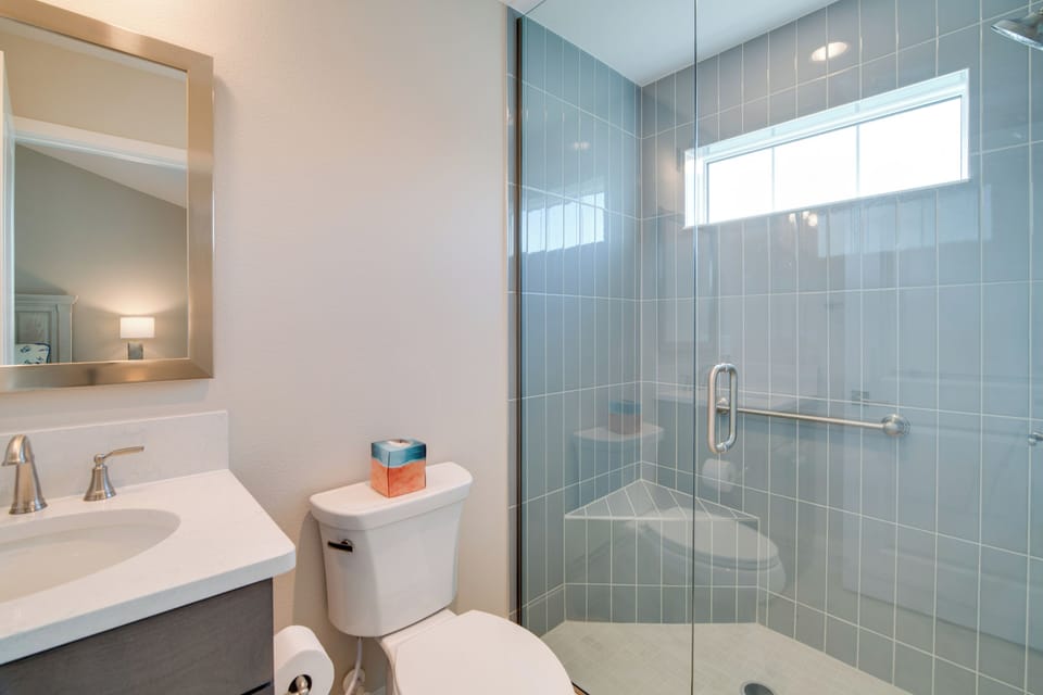 Golf & Swim in the Villages! Modern Home w/ Lanai Cottage in Wildwood
