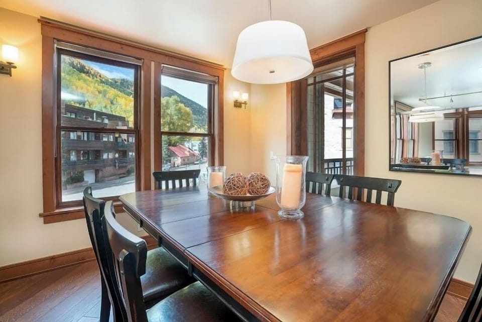 Dining Room - Dining table with seating for 6