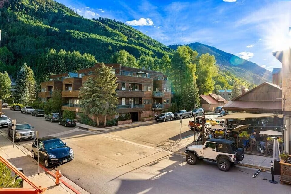 Beautiful views and just two blocks to skiing, the town park and Main Street