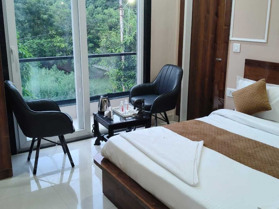 Desk, laptop workspace, free WiFi