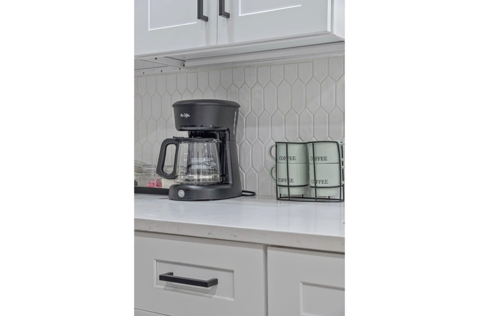 Apartment (2 Bedrooms) | Private kitchen | Microwave, oven, coffee/tea maker, dining tables