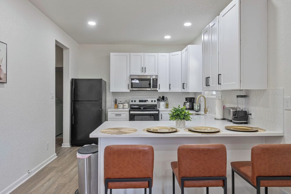 Apartment (2 Bedrooms) | Private kitchen | Microwave, oven, coffee/tea maker, dining tables