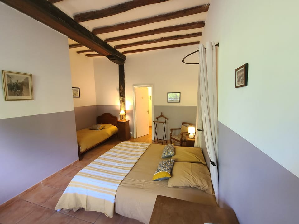Comfort Room | Free WiFi, bed sheets