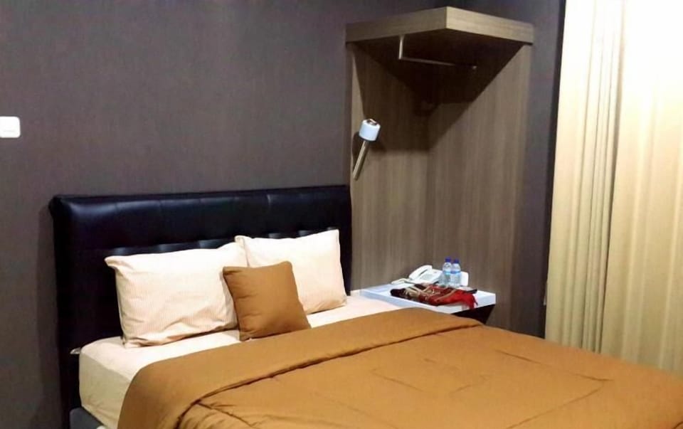 Double or Twin Room with Free Airport Shuttle | Desk, free WiFi