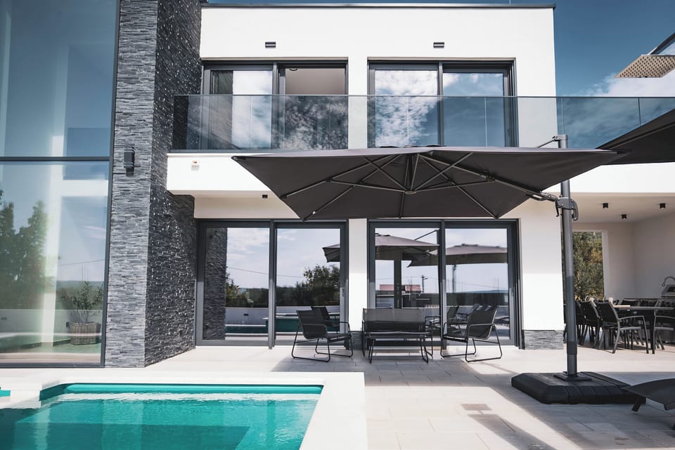 Outdoor pool, pool umbrellas, sun loungers