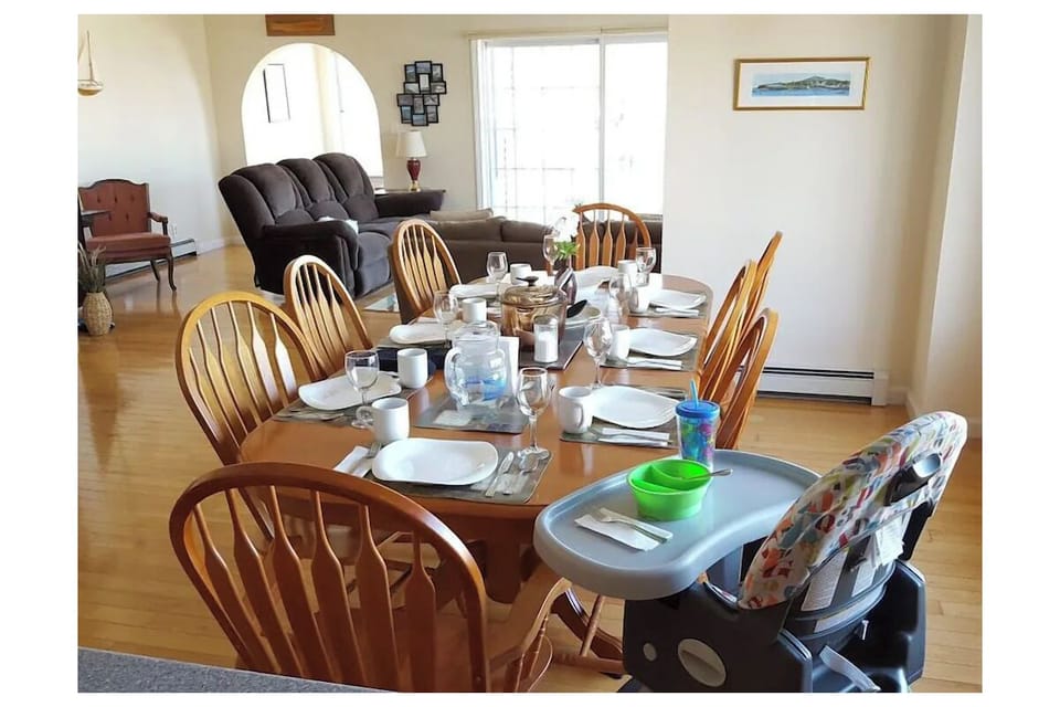 Dining room table seats 8. High chair and toddler food equipment available.