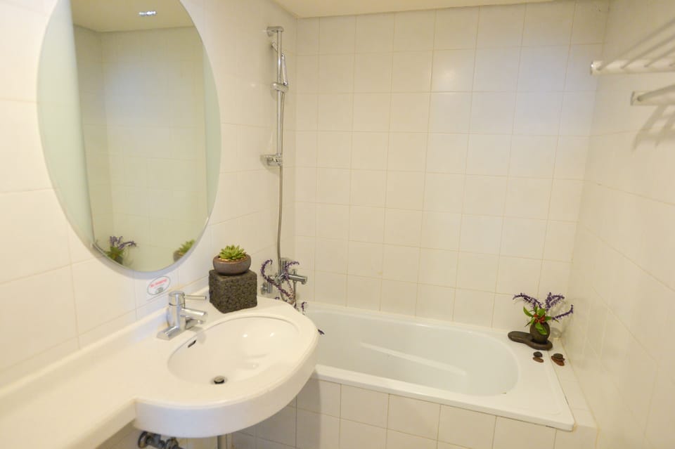 Combined shower/tub, hair dryer, slippers, towels