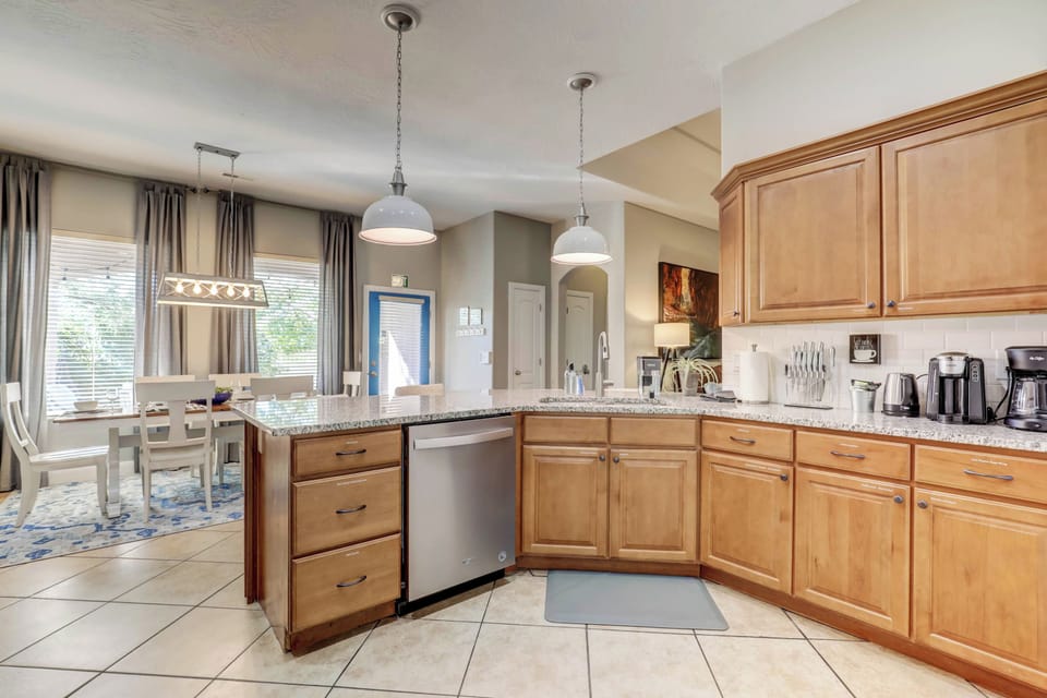 Full kitchen 