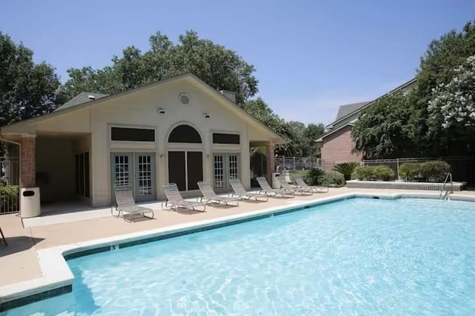 Indoor/outdoor pool