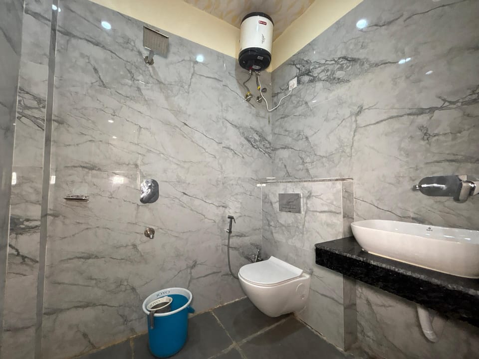 Family Double Room | Bathroom | Shower, free toiletries, towels