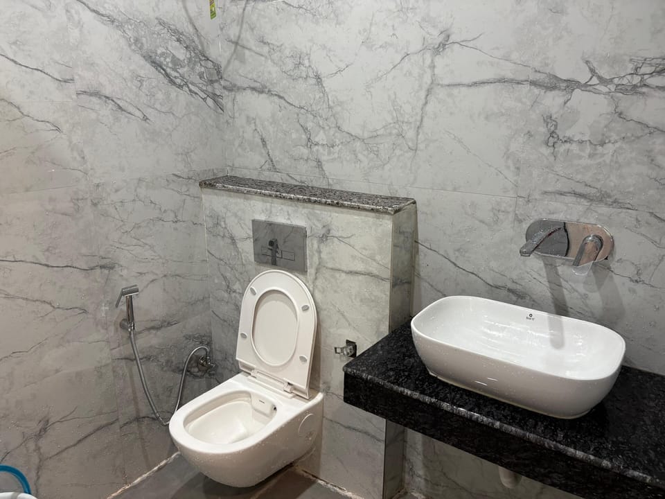 Superior Double Room | Bathroom | Shower, free toiletries, towels