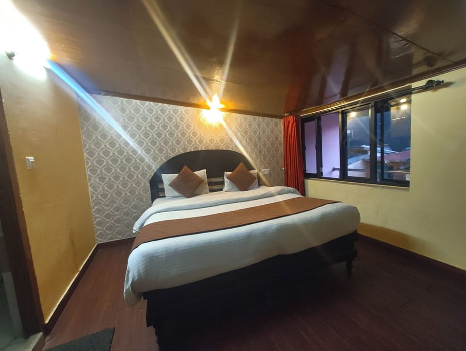 Deluxe Double Room, Multiple Beds | Hypo-allergenic bedding, in-room safe, desk, soundproofing
