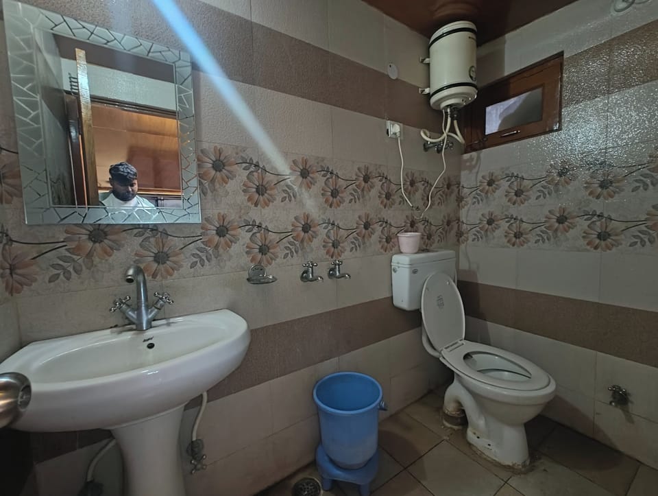 Deluxe Double Room | Bathroom | Shower, rainfall showerhead, free toiletries, slippers