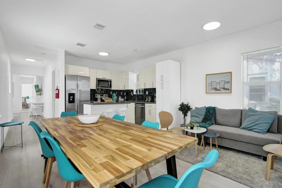 Dining and Living Area: Modern flair meets beach vibes in this vibrant, airy space!