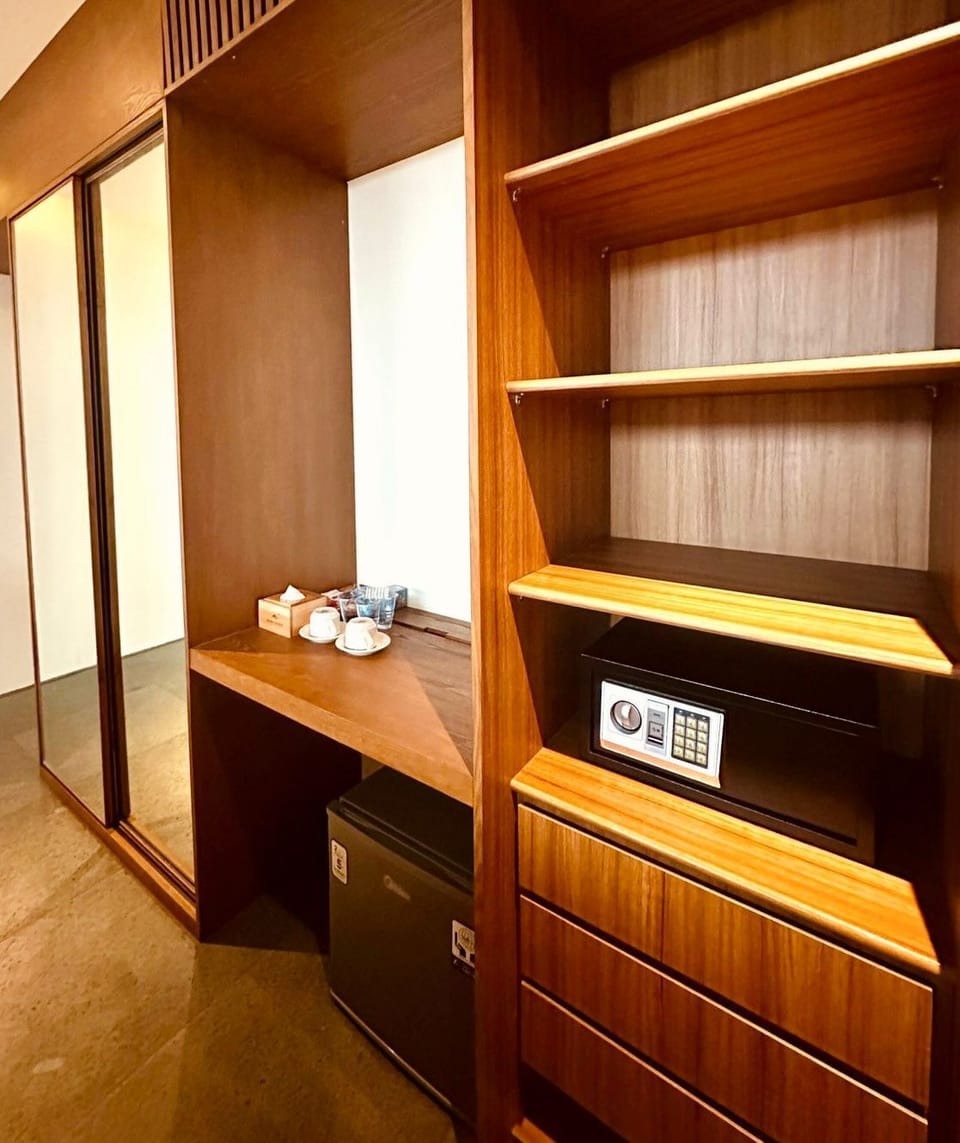 Standard Single Room, 1 Queen Bed, Balcony | In-room dining