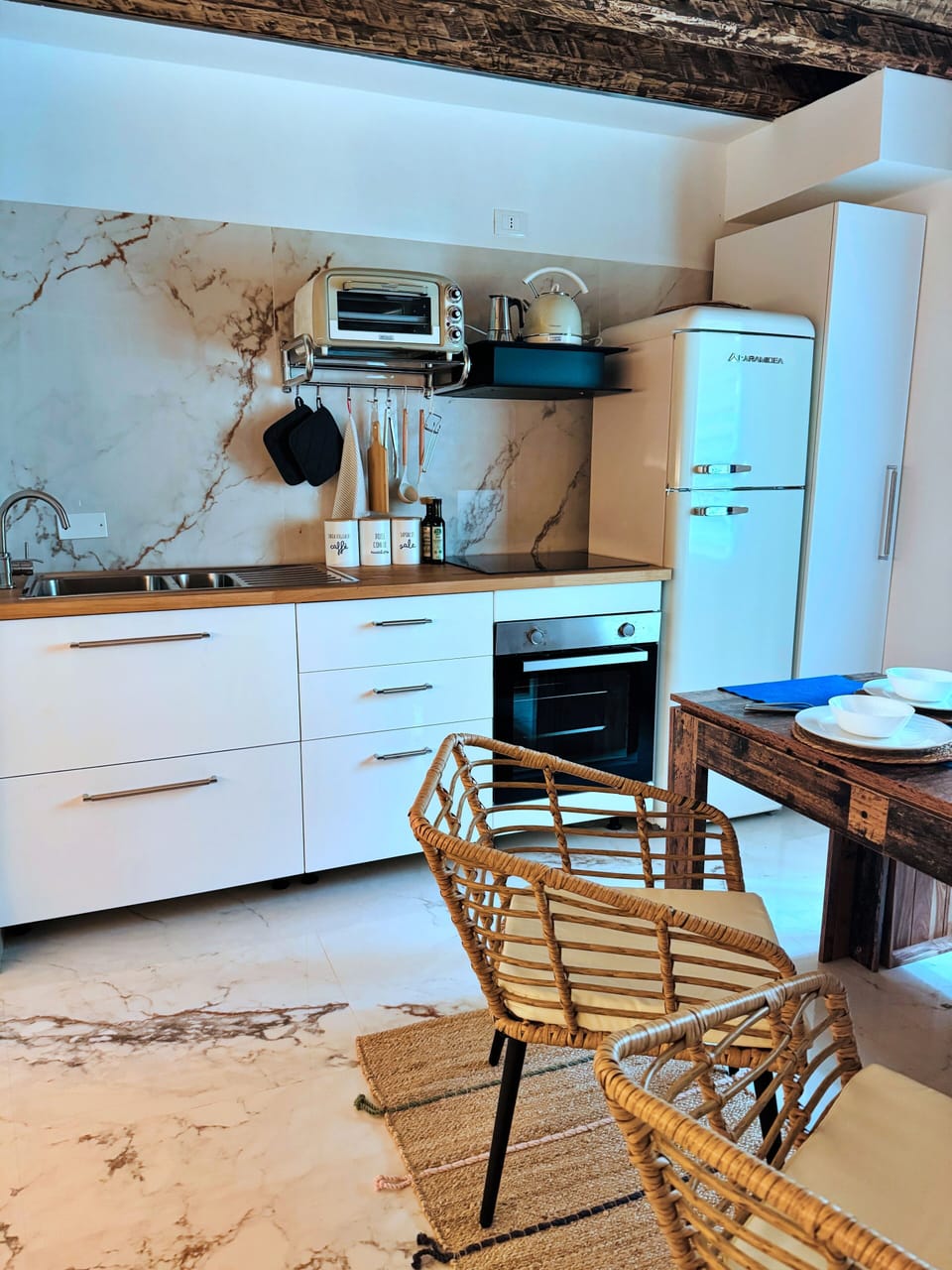 Full-size fridge, oven, stovetop, electric kettle
