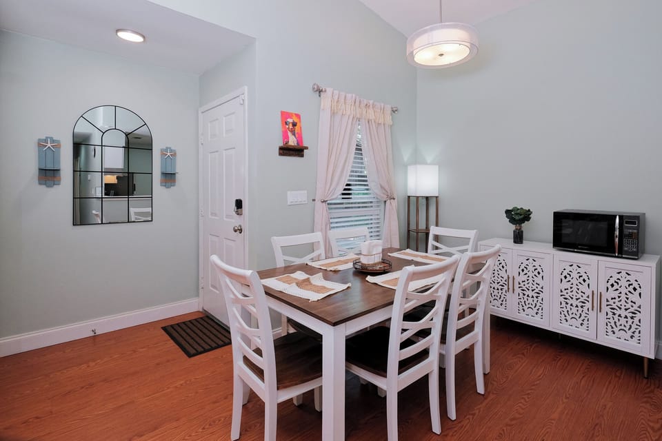 Dining Room with service for 6