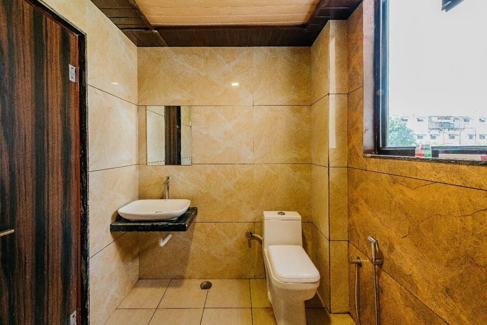 Deluxe Double Room | Bathroom | Shower, towels, soap, shampoo