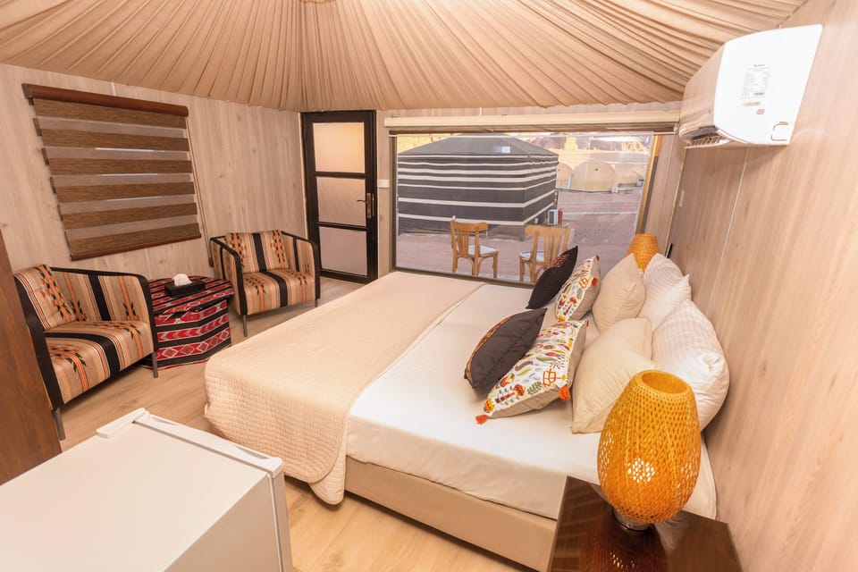 Deluxe Room, Mountain View | Blackout drapes, bed sheets