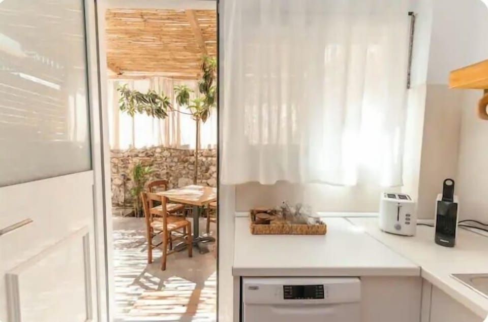 Signature Apartment, 1 Bedroom, Patio, Courtyard View | Private kitchen | Electric kettle, toaster