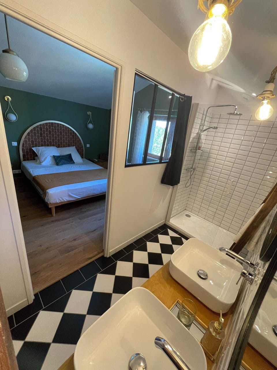 Deluxe Room, Pool View | Bathroom