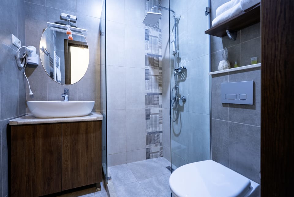 Luxury Suite | Bathroom | Shower, hair dryer, slippers, towels
