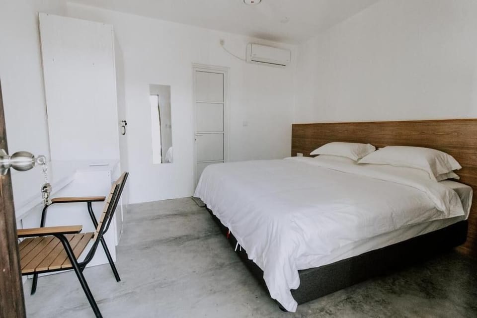 Deluxe Double Room, Garden View | Desk, free WiFi